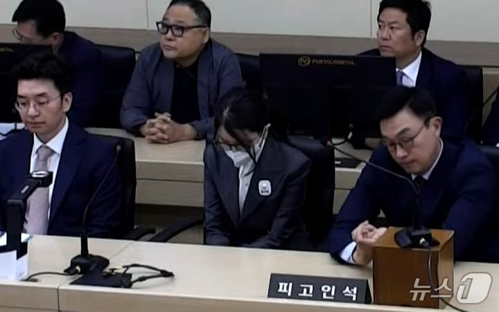 김건희 여사가 26일 서울 서초구 중앙지방법원에서 열린 특정범죄가중처벌등에관한법률위반(알선수재) 부정청탁및금품등수수의금지에관한법률위반 증거인멸 등에 대한 선고 공판에 출석하고 있다. (서울중앙지방법원 제공. 재판매 및 DB 금지) 2026.6.26 ⓒ 뉴스1 이호윤 기자