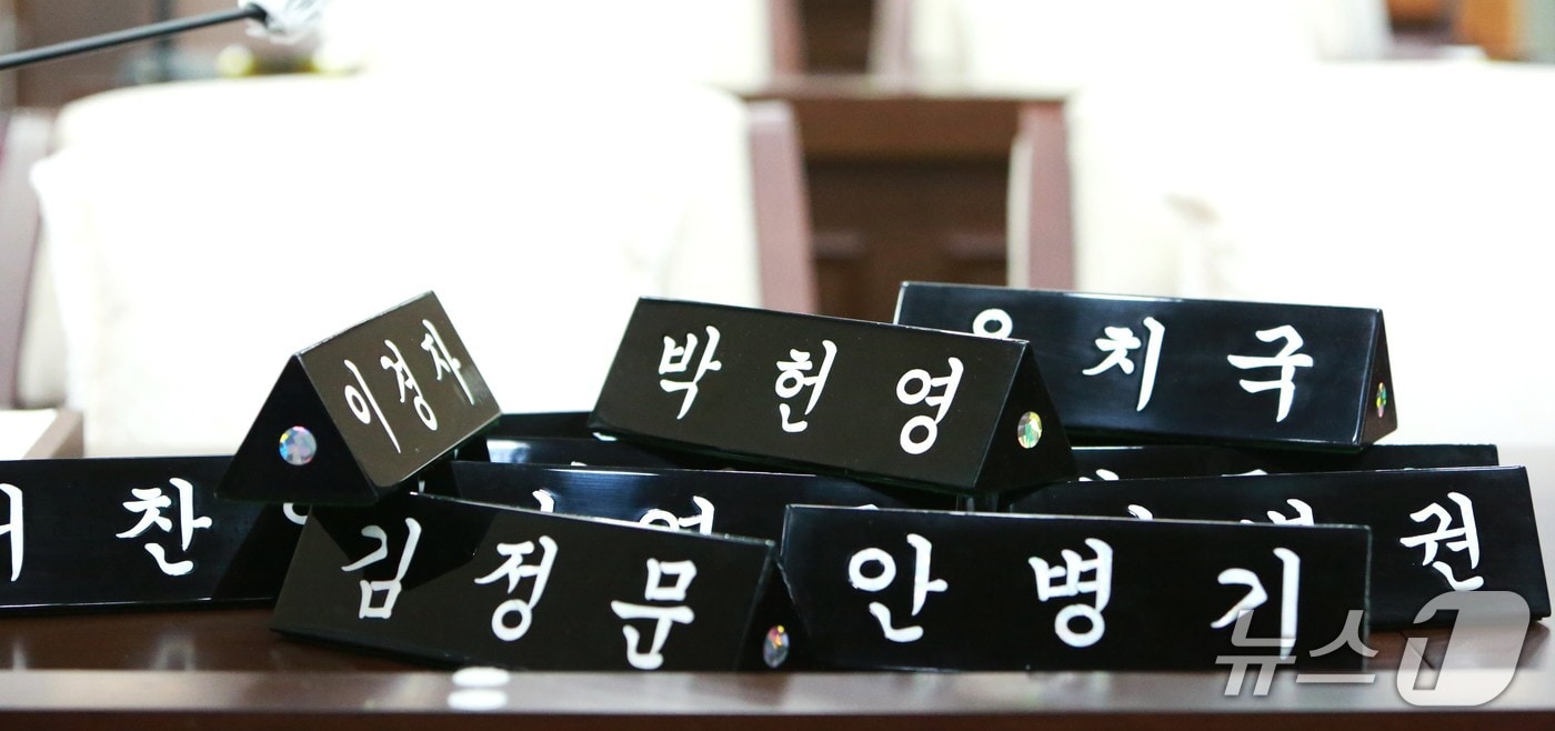 6·3 지방선거에서 당선된 초선 의원과 재선에 성공한 의원들의 명패. 2026.6.26 ⓒ 뉴스1 손도언 기자 