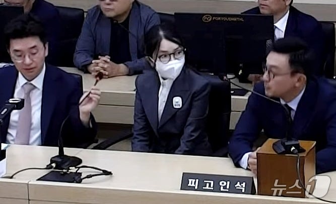 김건희 여사가 26일 서울 서초구 중앙지방법원에서 열린 특정범죄가중처벌등에관한법률위반(알선수재) 부정청탁및금품등수수의금지에관한법률위반 증거인멸 등에 대한 선고 공판에 출석하고 있다. (서울중앙지방법원 제공. 재판매 및 DB 금지) 2026.6.26 ⓒ 뉴스1 이호윤 기자
