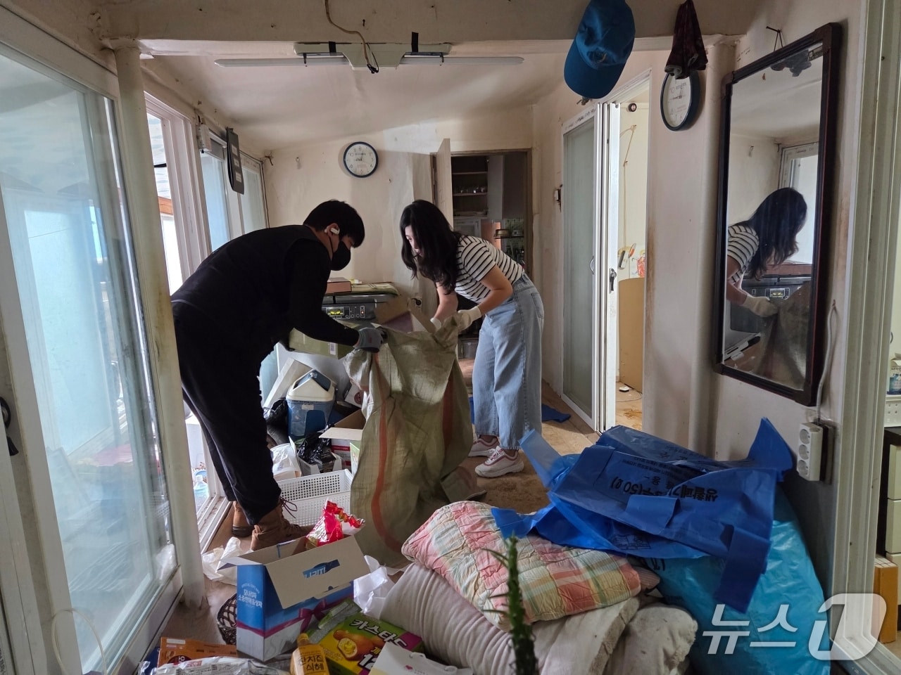 충남 금산군은 지난 25일 부리면에 거주하는 취약계층 어르신 가구를 대상으로 주거환경개선사업을 실시했다. (금산군 제공.재판매 및 DB금지)/뉴스1