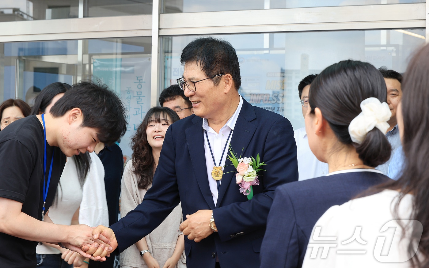 제47·48대 이상익 함평군수가 퇴임하며 직원들과 악수하고 있다.(함평군 제공. 재배포 및 DB 금지) 2026.6.26 ⓒ 뉴스1