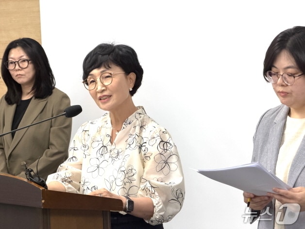 민선 9기 전주시장직 인수위원회 이재운 위원장(문화예술 분과)이 26일 전주시청에서 브리핑을 열고 '왕의 궁원 프로젝트' 재조정에 대해 설명하고 있다./뉴스1