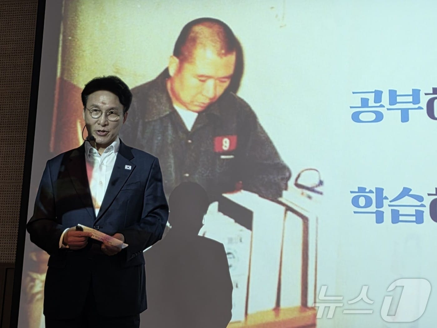 김민석 국무총리가 지난 26일 광주 김대중컨벤션센터에서 열린 김대중정치학교의 '청년정치인을 위한 DJ 정치론 '특강에서 강연하고 있는 모습. 2026.6.26 ⓒ 뉴스1 박지현 기자