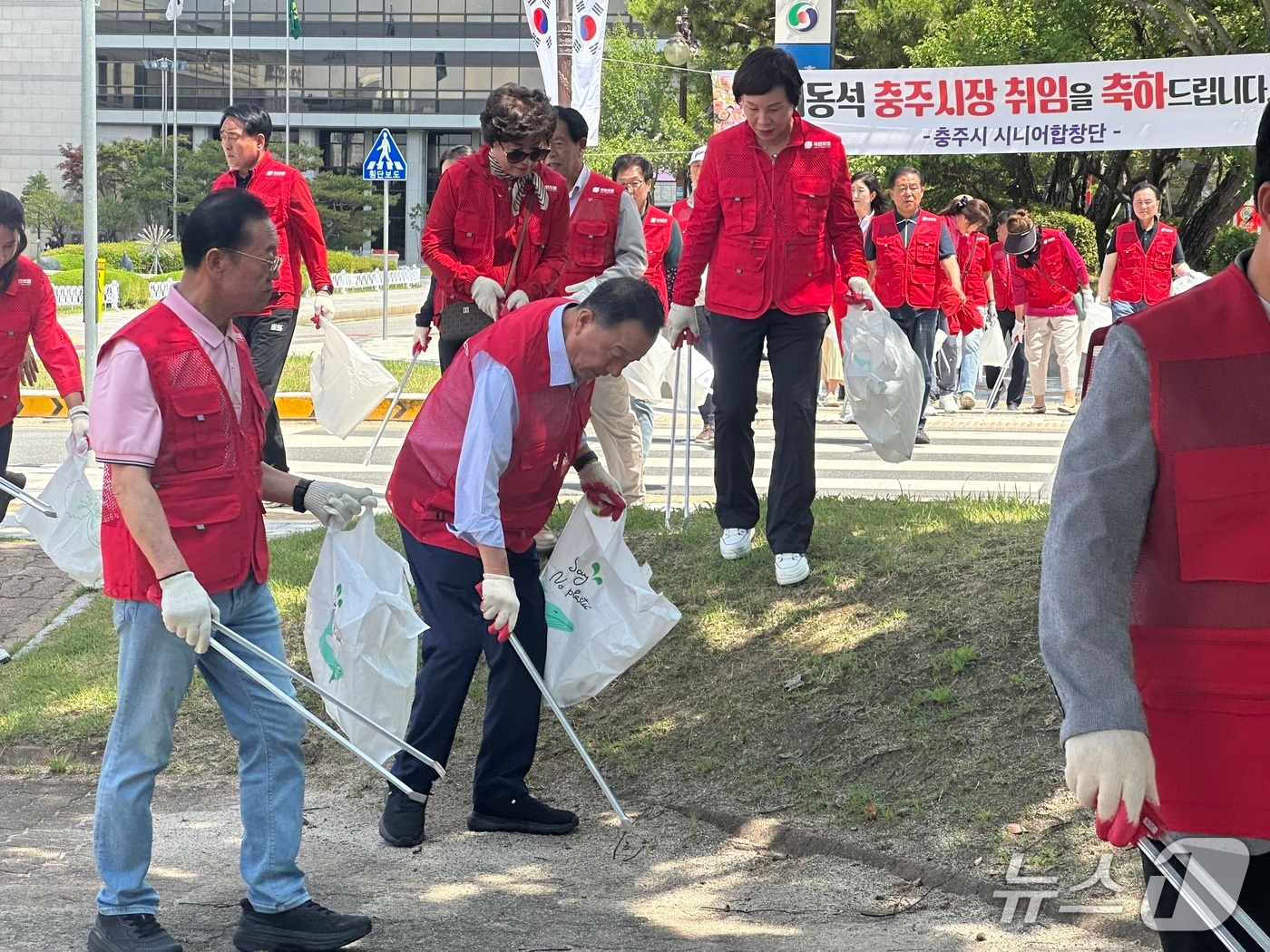 국민의힘 충북지역 지방선거 당선인과 당원들이 26일 충주시청 인근 거리에서 환경정화 봉사활동을 하고 있다.(국민의힘충북도당 제공. 재판매 및 DB금지)/뉴스1