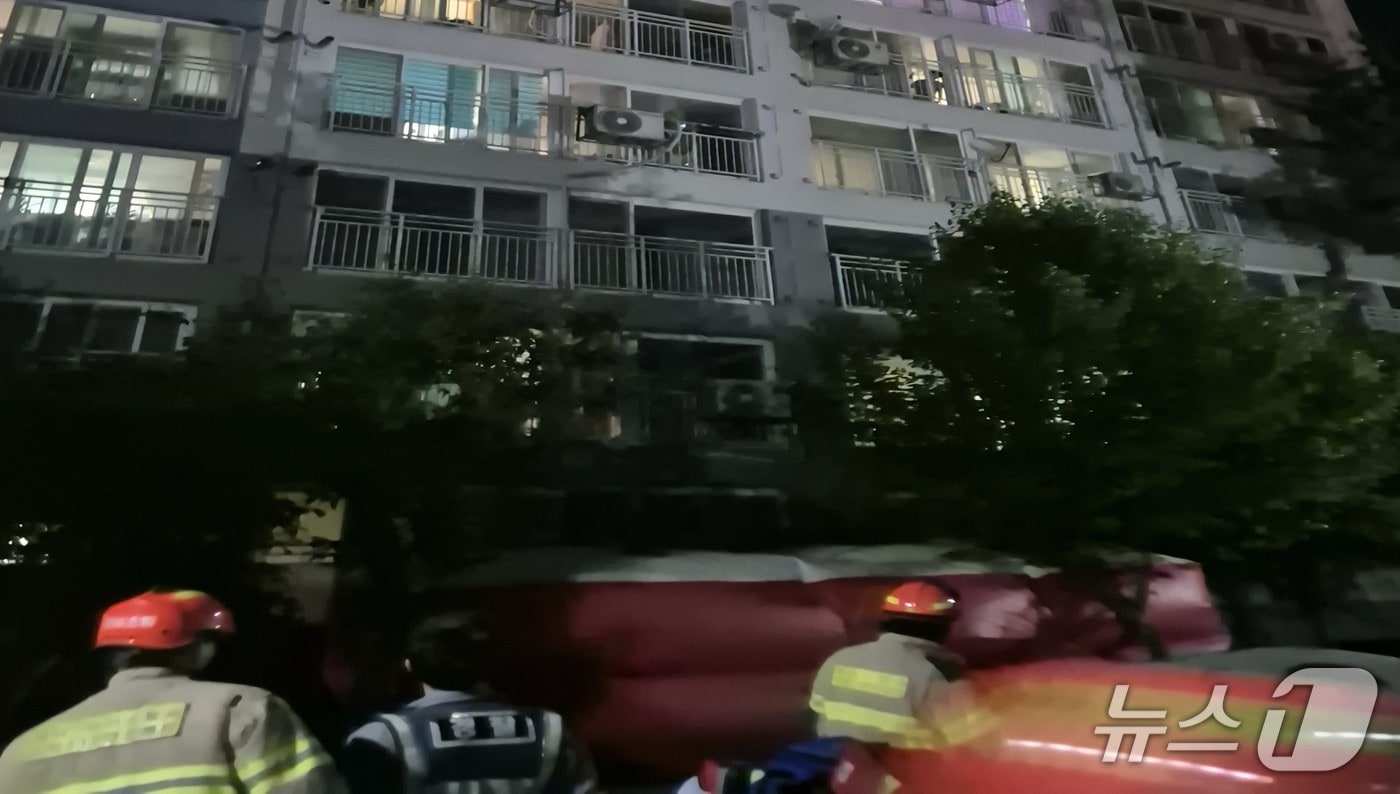 에어매트 전개한 소방대원들.(아산소방서 제공. 재판매 및 DB금지)