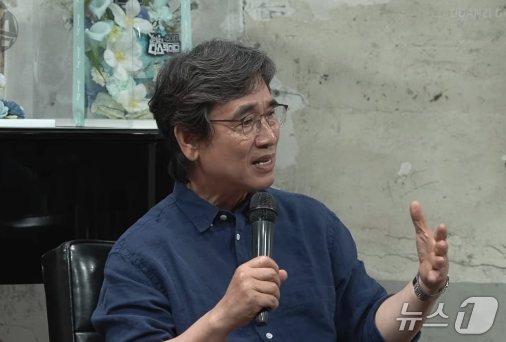 유시민 작가가 26일 진보진영 방송인 김어준 씨의 유튜브  채널 '다스뵈이다'에서 조국 전 조국혁신당 대표에 대한 부채의식으로 조국 사태에 참전했다는 말을 하고 있다. 아울러 지금 더불어민주당에서 정청래 전 대표 연임에 반대하는 건 "(윤석열 정부 때) 국민의힘에서 나경원 출마하면 안 돼 이러면서 연판장 돌리고 했던 것과 거의 비슷하다"며 이른바 뉴이재명 움직임을 비판했다. (유튜브 갈무리) ⓒ 뉴스1