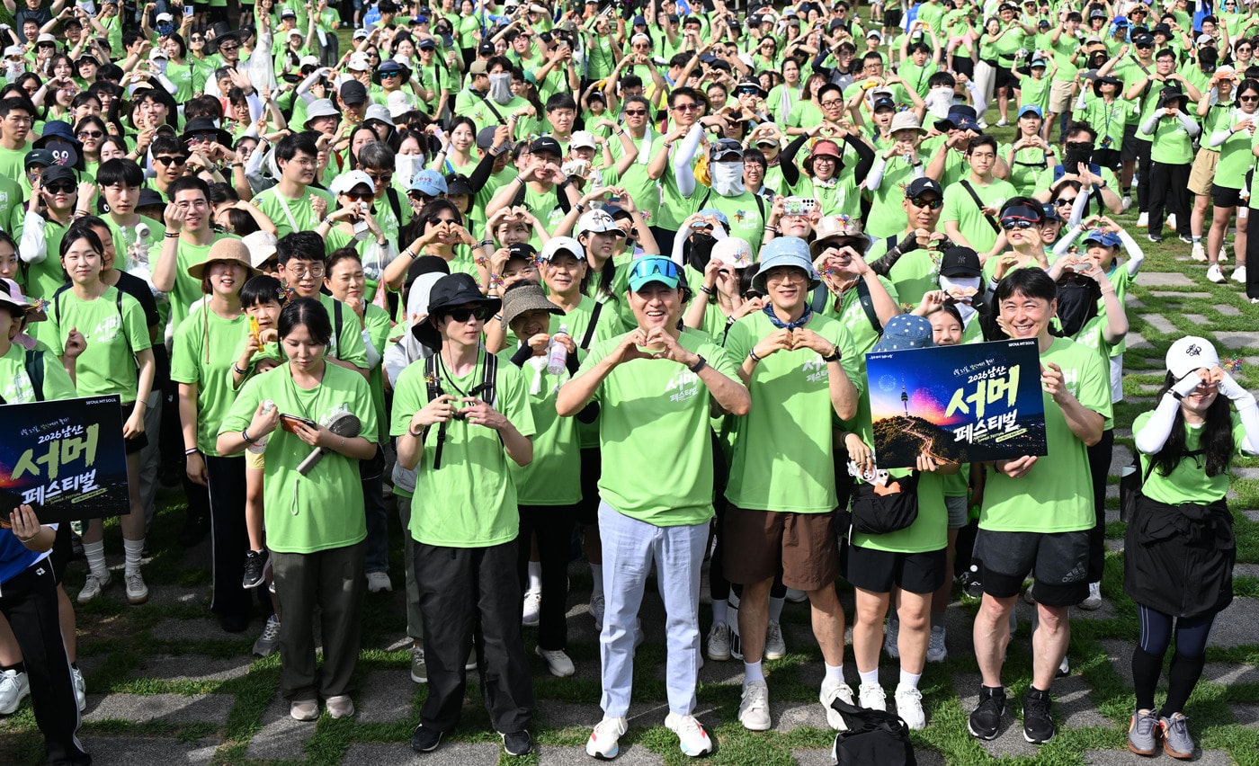 오세훈 서울시장이 27일 중구 백범광장에서 열린 2026 남산 서머 페스티벌에서 참가 시민들과 기념촬영을 하고 있다.(서울시 제공)
