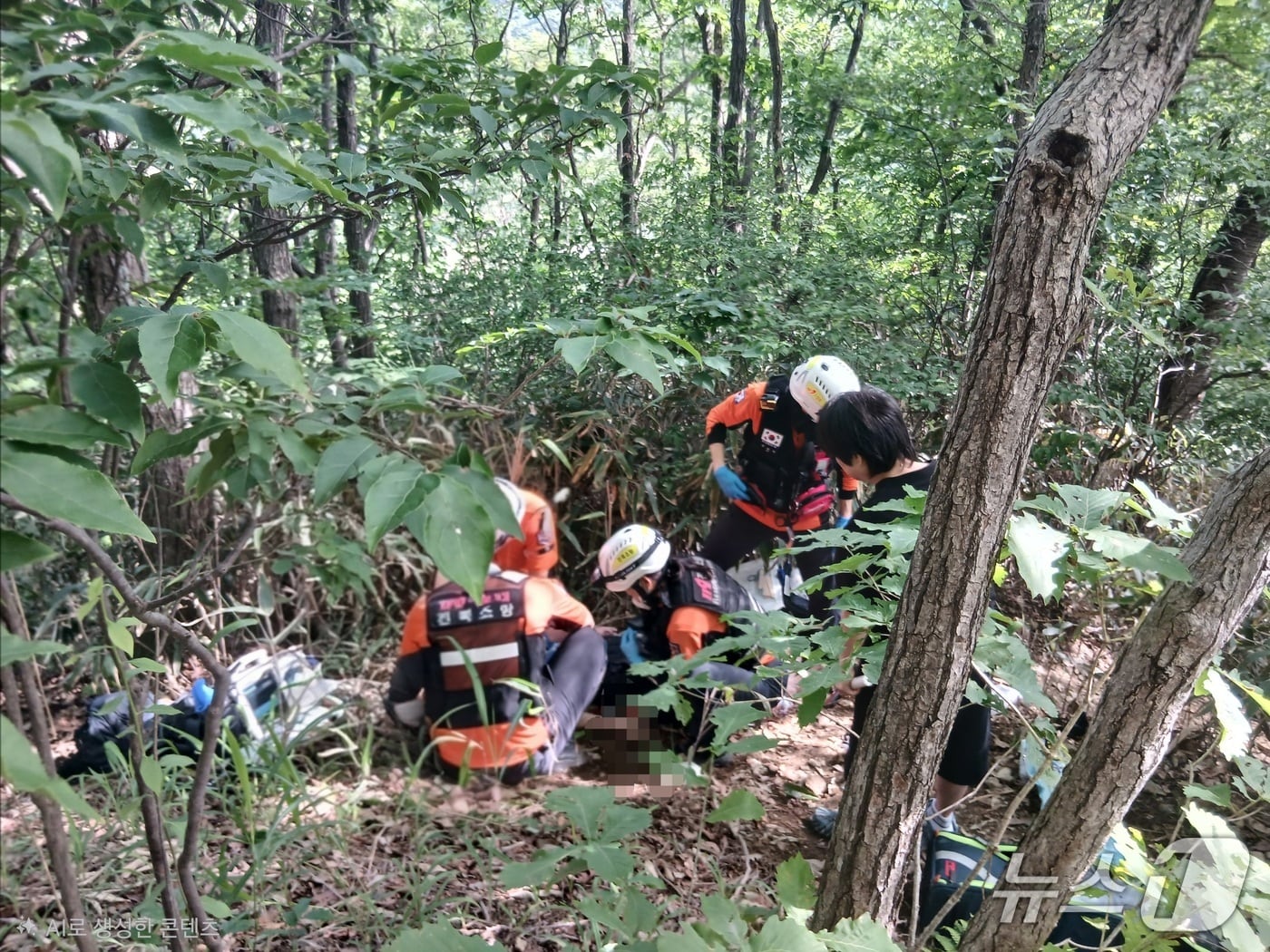 전북 완주군 동상면 신월리 운장산 등산로에서 등산객이 사망하는 사고가 발생했다.  신고를 받고 출동한 소방이 등산객을 옮기고 있다.(소방제공, 재판매 및 DB금지)2026.6.27/뉴스1