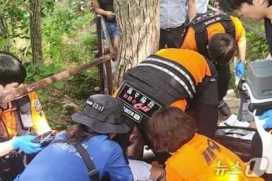 국립공원공단 설악산국립공원사무소가 27일 오후 3시 5분쯤 강원 설악산 권금성 주변에 위치한 케이블카 상부 스테이션 200m 지점에서 심정지 증상을 보인 폴란드 국적의 여성 A 씨(66)에 대한 응급조치에 나서고 있다. (국립공원공단 설악산국립공원사무소 제공. 재판매 및 DB금지) 2026.6.27/뉴스1