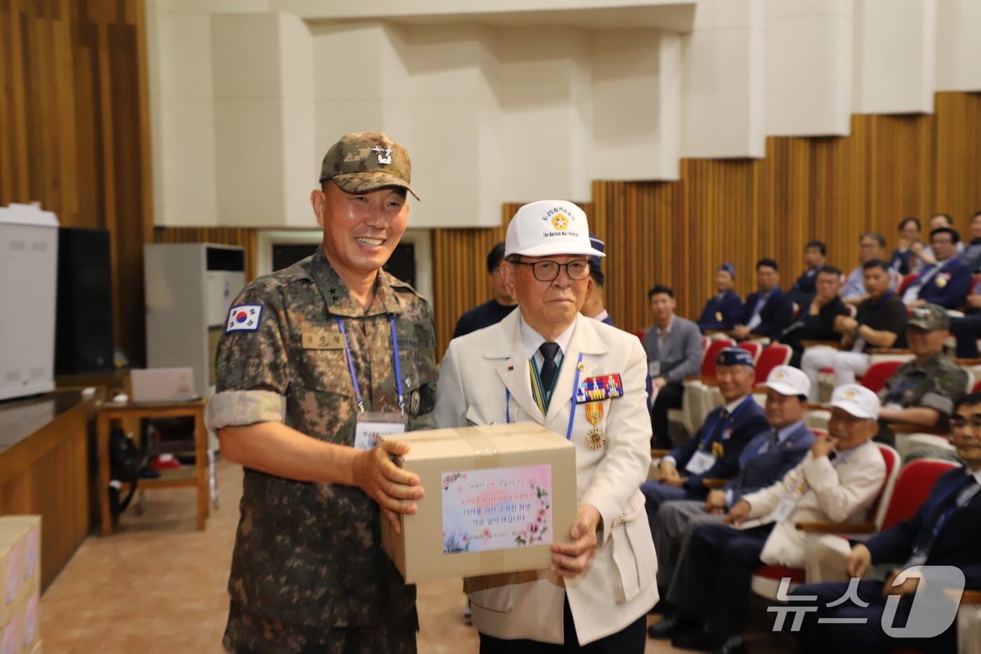 김진철 종합군수학교장이 참전용사에게 희망박스와 부대선물을 전달하고 있다.(부대 제공. 재판매 및 DB금지)/뉴스1