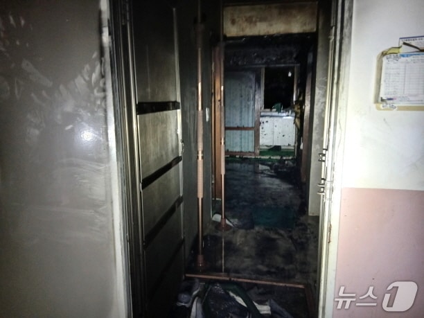 28일 오전 3시 12분께 전북 익산시 어양동의 한 아파트 3층에서 화재가 발생했다.(전북소방본부 제공, 재판매 및 DB 금지)/뉴스1