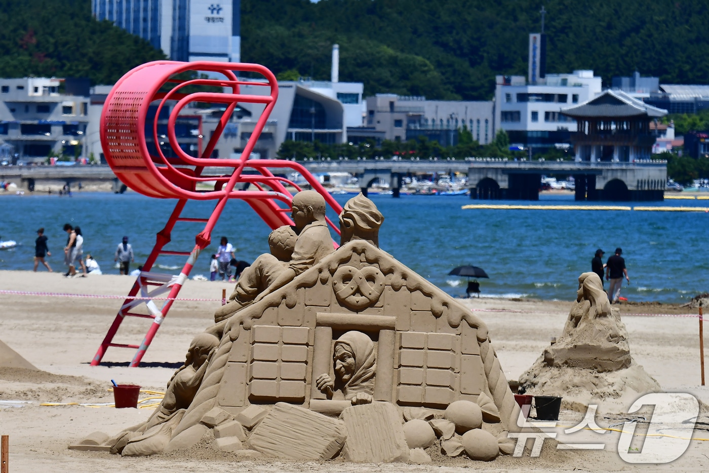 지난 28일 오후 경북 포항시 북구 영일대해수욕장 백사장에 설치된 대형 모래조각 작품. 2026.6.28 ⓒ 뉴스1 최창호 기자