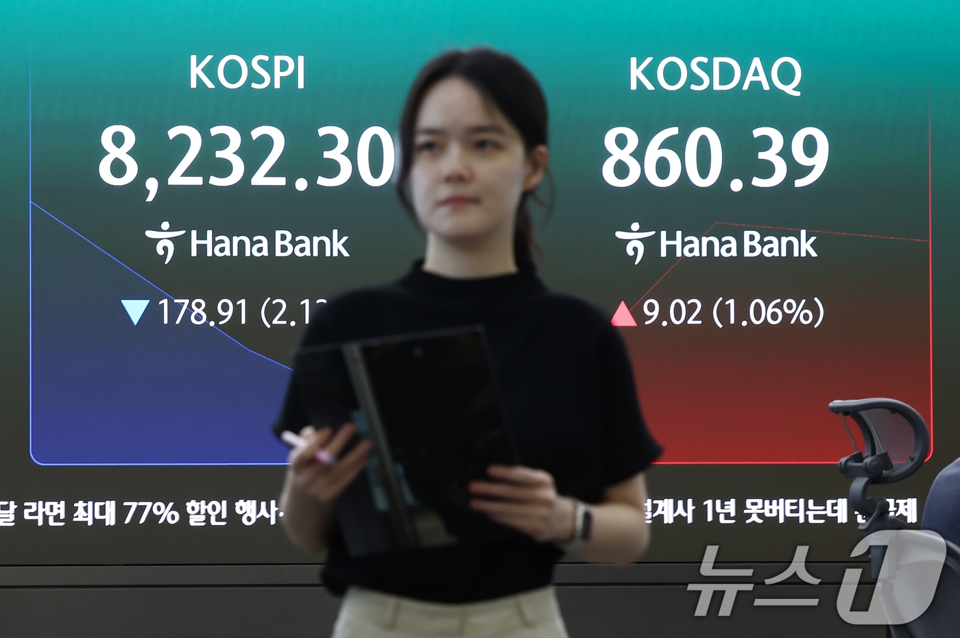29일 오전 서울 중구 하나은행 딜링룸 전광판에 코스피, 코스닥 등 개장 시황이 나오고 있다. 2026.6.29 ⓒ 뉴스1 김민지 기자