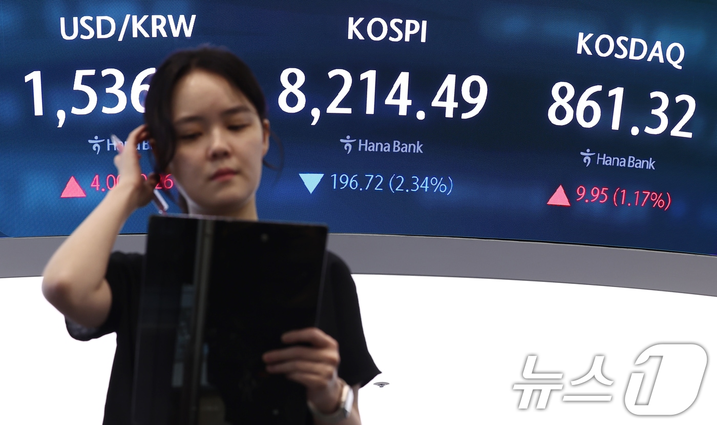 29일 오전 서울 중구 하나은행 딜링룸 전광판에 코스피, 코스닥 등 개장 시황이 나오고 있다.2026.6.29 ⓒ 뉴스1 김민지 기자