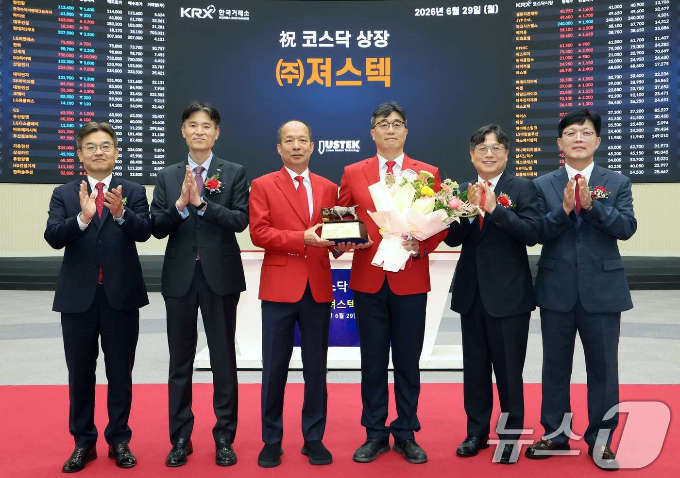 29일 서울 영등포구 한국거래소에서 열린 져스텍 코스닥시장 상장기념식에서 상장기념패 전달 후 박종식 한국IR협의회 부회장(왼쪽부터), 민경욱 한국거래소 코스닥시장본부장, 김용일 져스텍 대표이사, 최동수 져스텍 대표이사, 이충훈 삼성증권 부사장, 안승근 코스닥협회 부회장이 기념촬영을 하고 있다. (한국거래소 제공. 재판매 및 DB금지) 2026.6.29 ⓒ 뉴스1