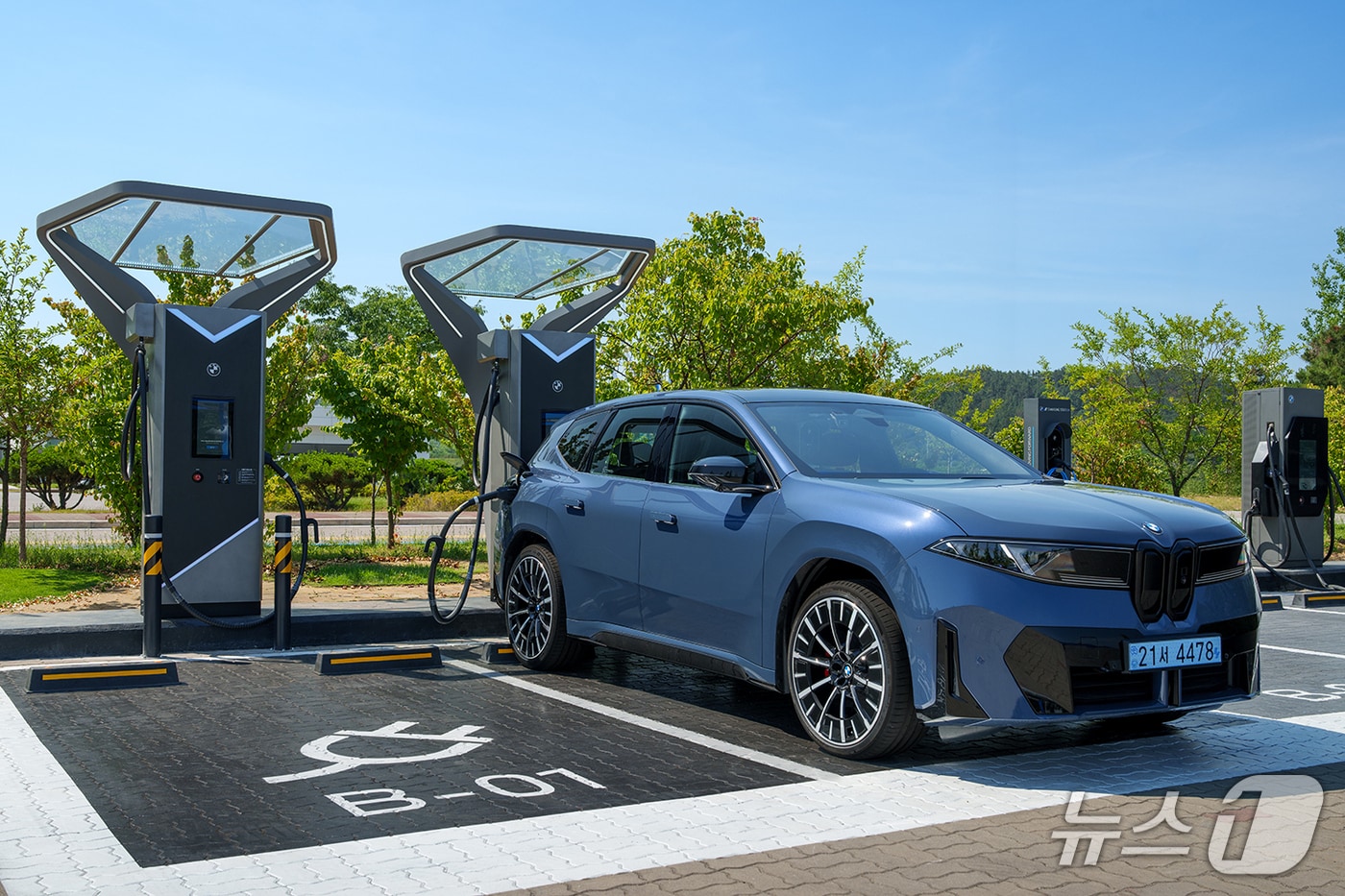 BMW 그룹 코리아가 국내 최초로 공용 '400㎾ 초급속 충전기'를 설치하고 본격적인 운영을 시작한다. 