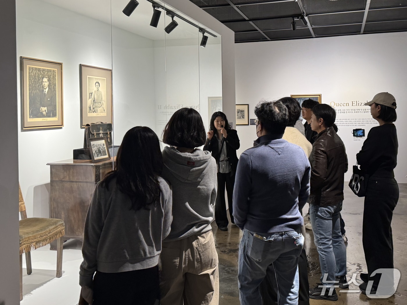 울산 장생포문화창고 특별전 '퀸즈 컬렉션:브리티시 로열'을 관람하는 시민들.(울산 남구 제공. 재판매 및 DB금지)/뉴스1