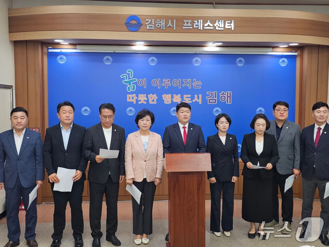 국민의힘 김해시의원 당선인들이 29일 김해시청 프레스센터에서 기자회견을 열고 원구성과 관련한 입장을 밝히고 있다. 2026.6.29 ⓒ 뉴스1 박민석 기자