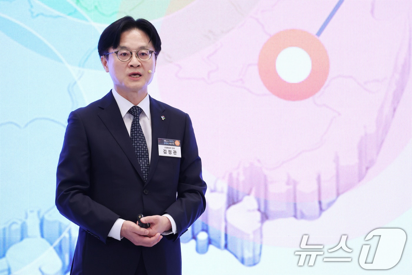 김정관 산업통상부 장관이 29일 청와대 영빈관에서 열린 대한민국 대도약 3대 메가프로젝트 국민보고회에서 산업 대도약 비전과 성장전략, 반도체2.0, 피지컬 AI 관련 발표하고 있다. 2026.6.29 ⓒ 뉴스1 허경 기자