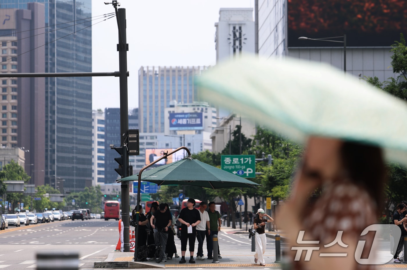 그늘막에 모여 있는 시민들.(뉴스1 DB)