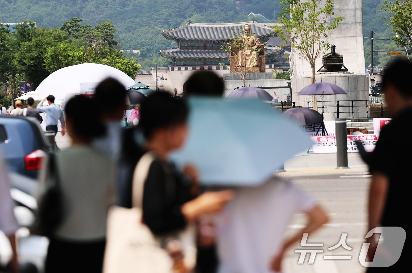 양산 쓴 시민들.(뉴스1 DB)