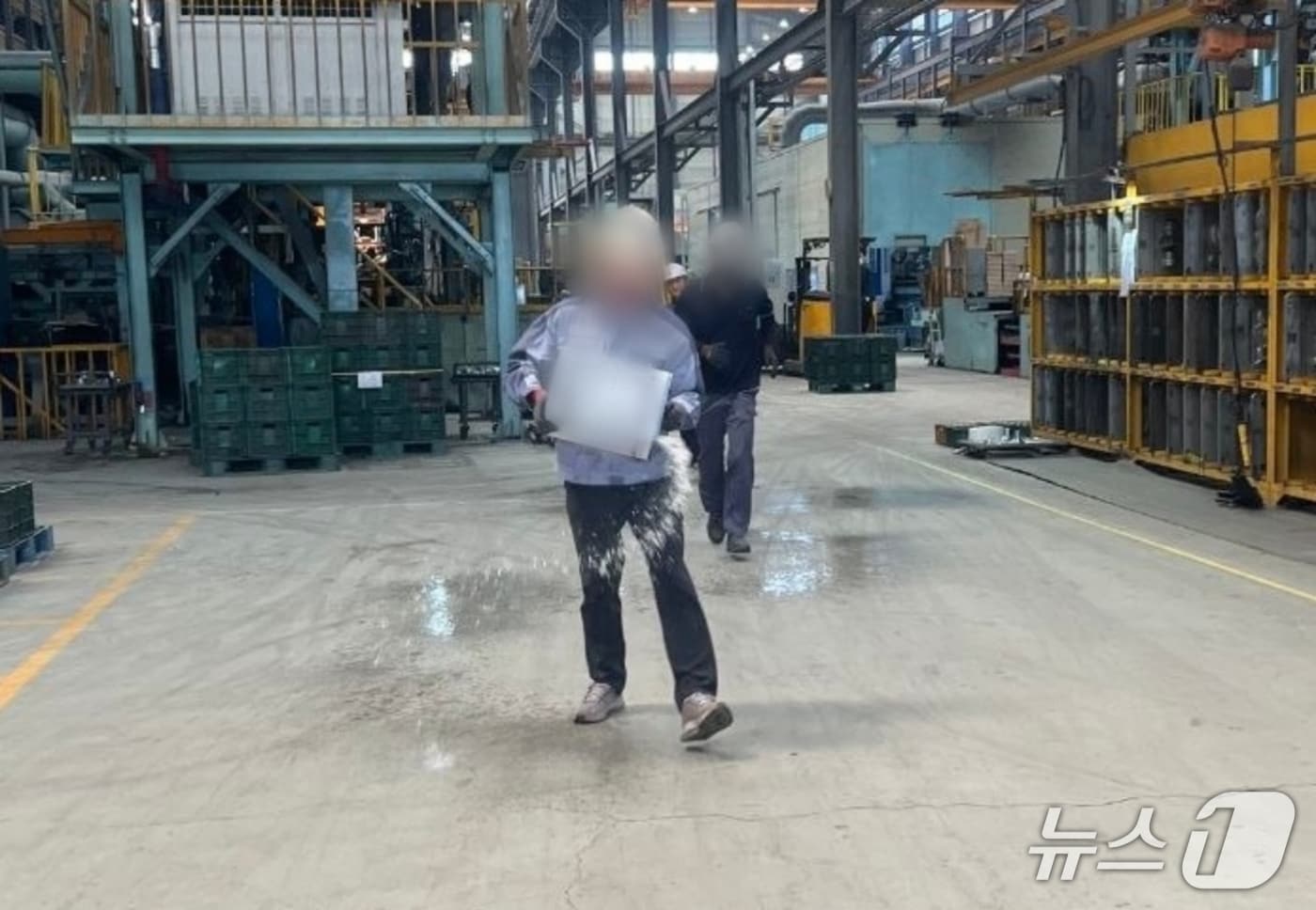 A 씨가 현장에 인화성 물질을 뿌리는 모습.(금속노조 경남지부 제공. 재판매 및 DB금지)