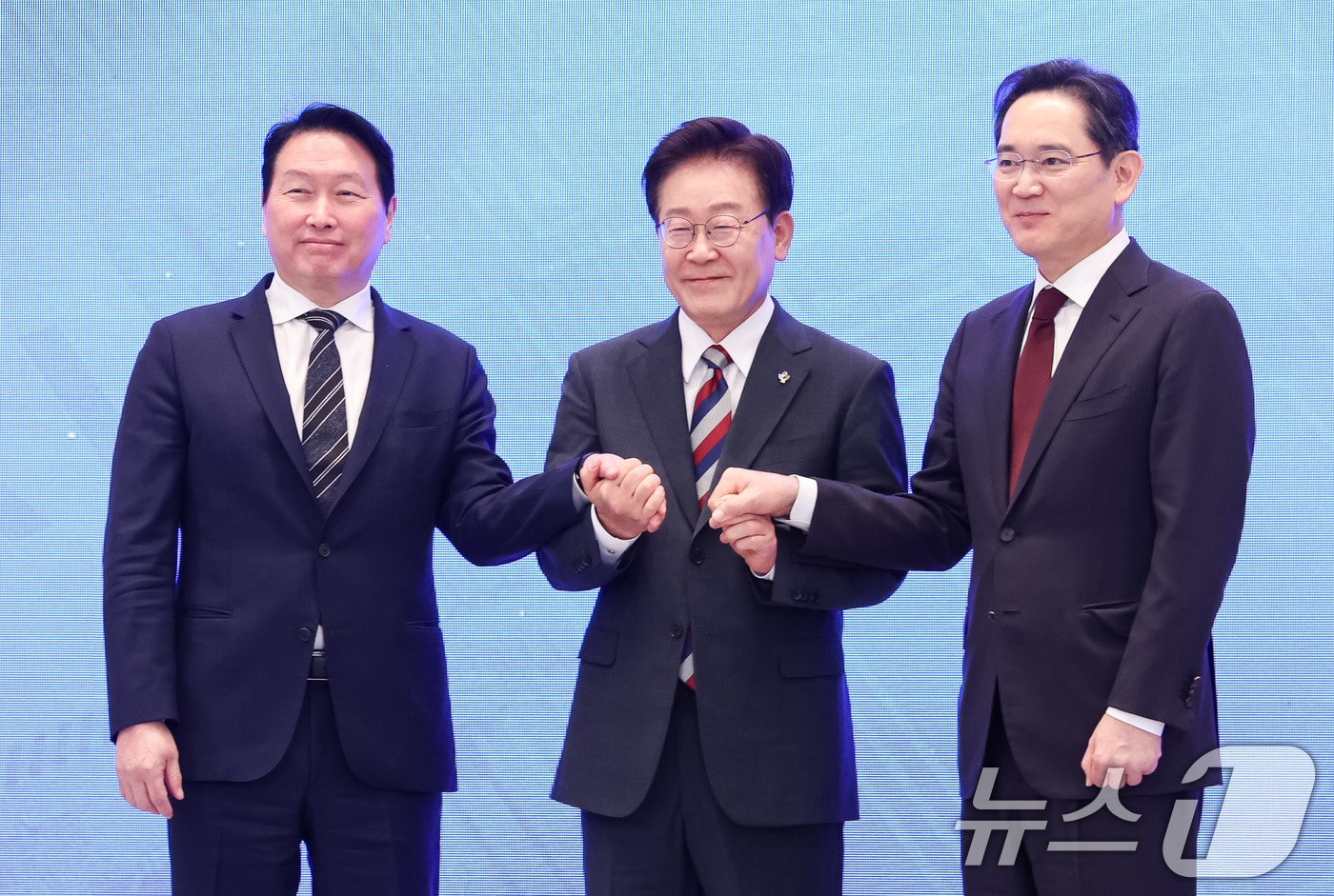이재명 대통령과 이재용 삼성전자 회장, 최태원 SK그룹 회장이 29일 청와대 영빈관에서 열린 대한민국 대도약 3대 메가프로젝트 국민보고회에서 손을 맞잡고 있다. 2026.6.29 ⓒ 뉴스1 허경 기자