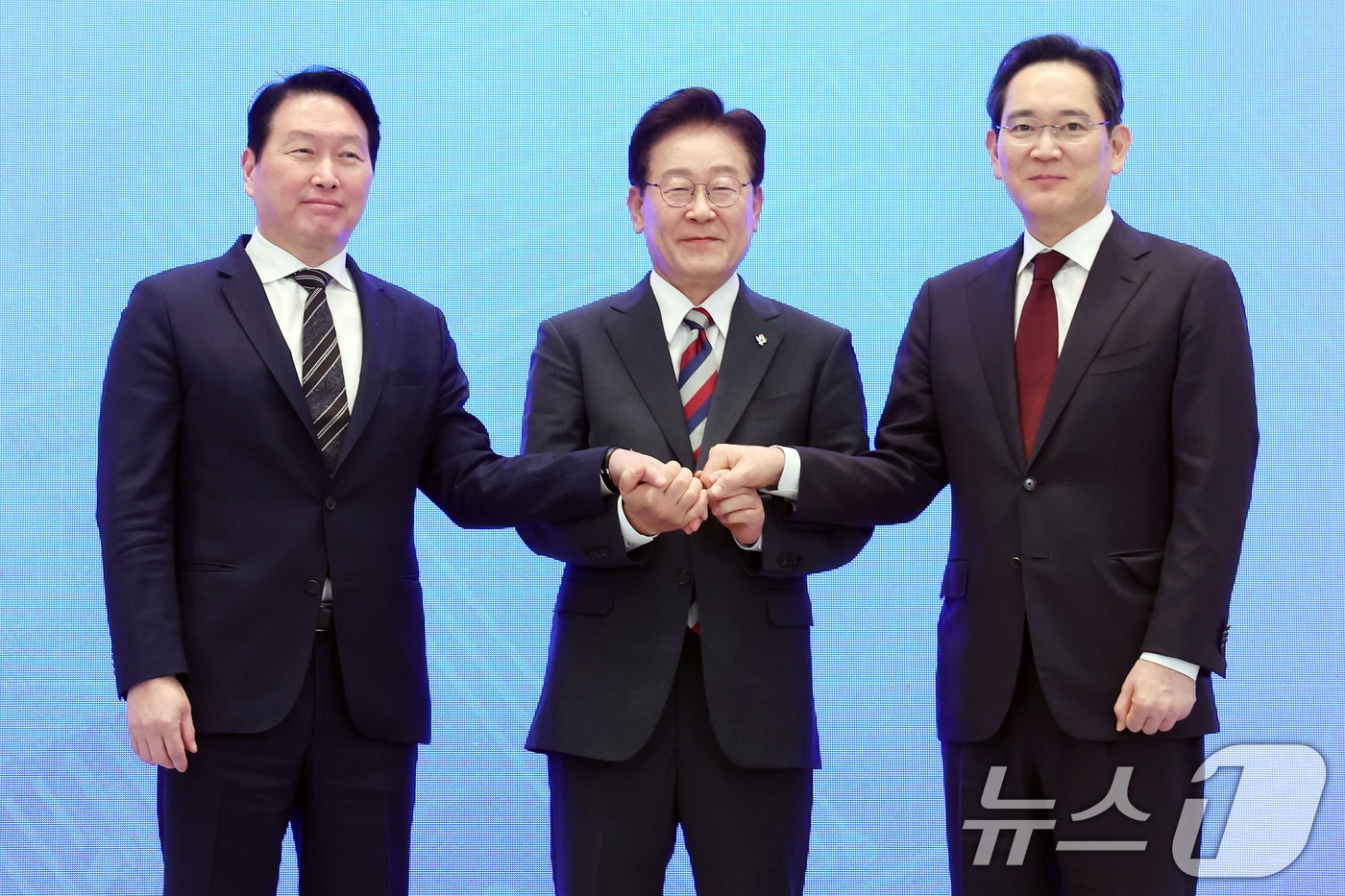 이재명 대통령과 이재용 삼성전자 회장, 최태원 SK그룹 회장이 29일 청와대 영빈관에서 열린 대한민국 대도약 3대 메가프로젝트 국민보고회에서 손을 맞잡고 있다. 2026.6.29 ⓒ 뉴스1 허경 기자