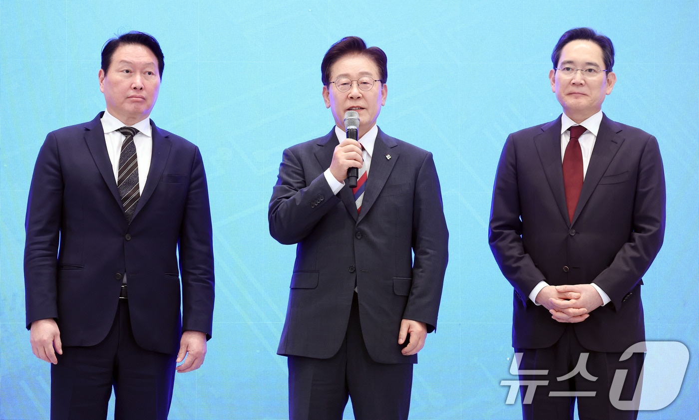 이재명 대통령이 29일 청와대 영빈관에서 열린 대한민국 대도약 3대 메가프로젝트 국민보고회에서 발언하고 있다. 사진 왼쪽부터 최태원 SK그룹 회장, 이 대통령, 이재용 삼성전자 회장. 2026.6.29 ⓒ 뉴스1 허경 기자