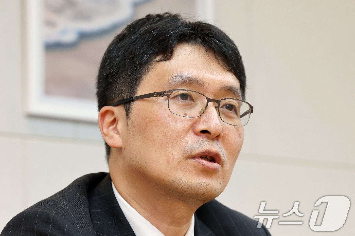 '지게부대' 사건부터 '난민'까지...잘나가는 '기업전문 변호사'의 이중생... - 뉴스 썸네일 이미지