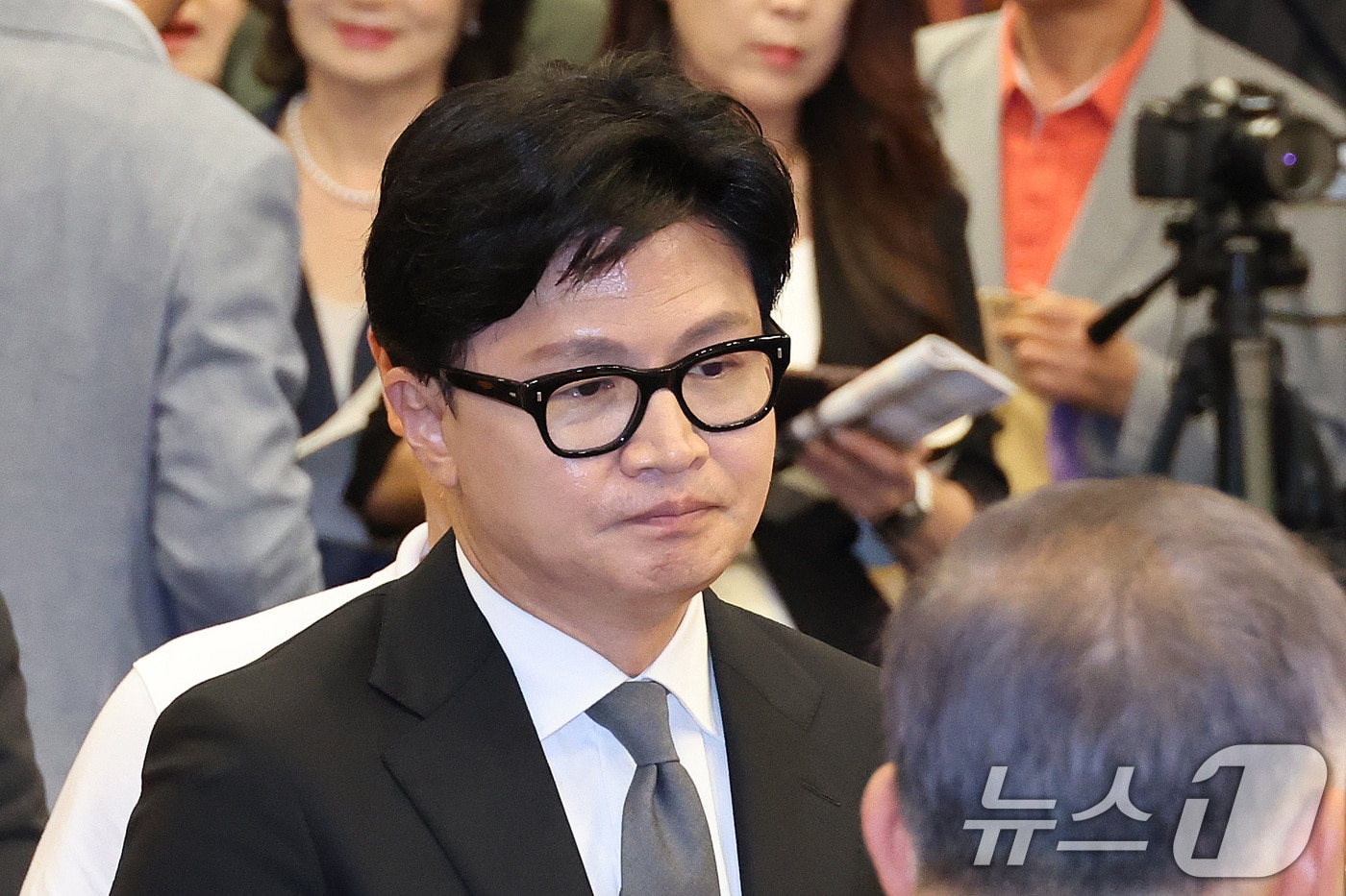 한동훈 무소속 의원과 주호영 국민의힘 의원이 29일 서울 여의도 국회박물관에서 열린 김덕룡 김영삼민주센터 이사장 회고록 출판기념회에 참석하고 있다. 2026.6.29 ⓒ 뉴스1 신웅수 기자
