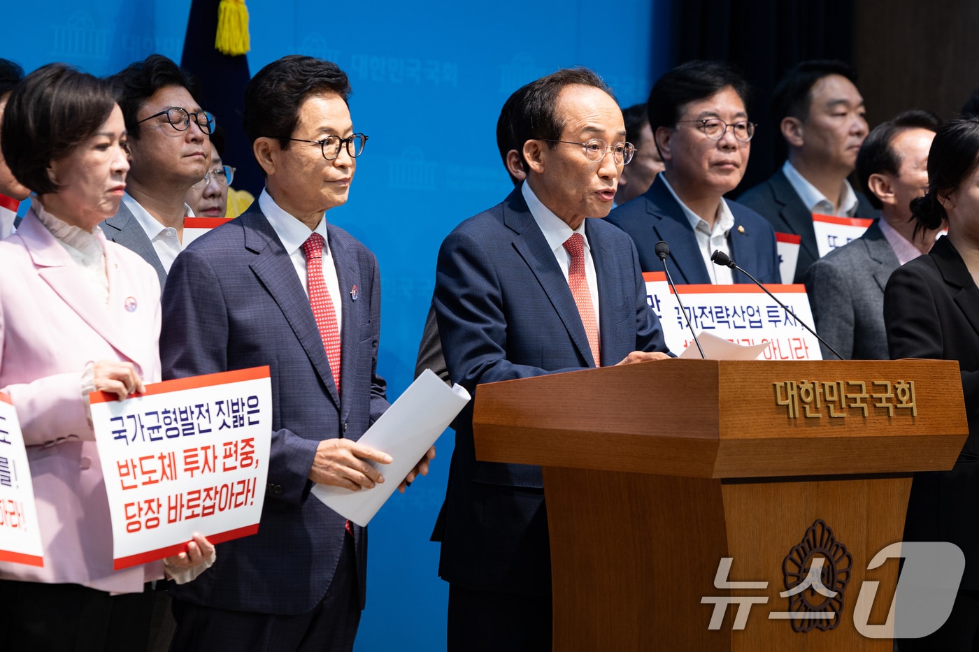 추경호 대구시장 당선인과 이철우 경상북도지사, 국민의힘 대구·경북 지역 의원들이 29일 서울 여의도 국회 소통관에서 광주·전남권 제2국가 반도체 클러스터 조성 계획 관련 기자회견을 하고 있다. 2026.6.29 ⓒ 뉴스1 유승관 기자
