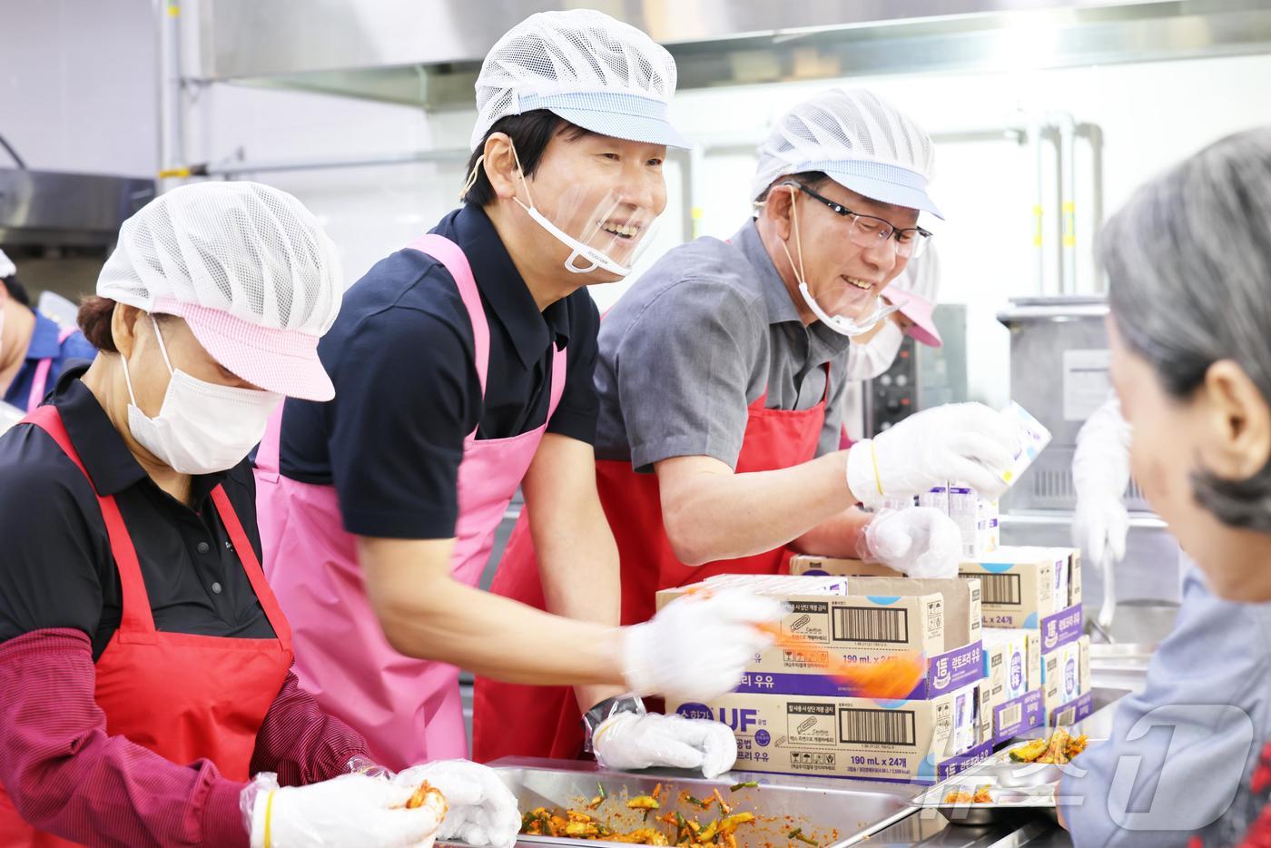 조현일 경산시장이 29일 노인종합복지관서 배식봉사를 하고 있다.(경산시 제공. 재판매 및 DB금지) ⓒ 뉴스1 정우용 기자
