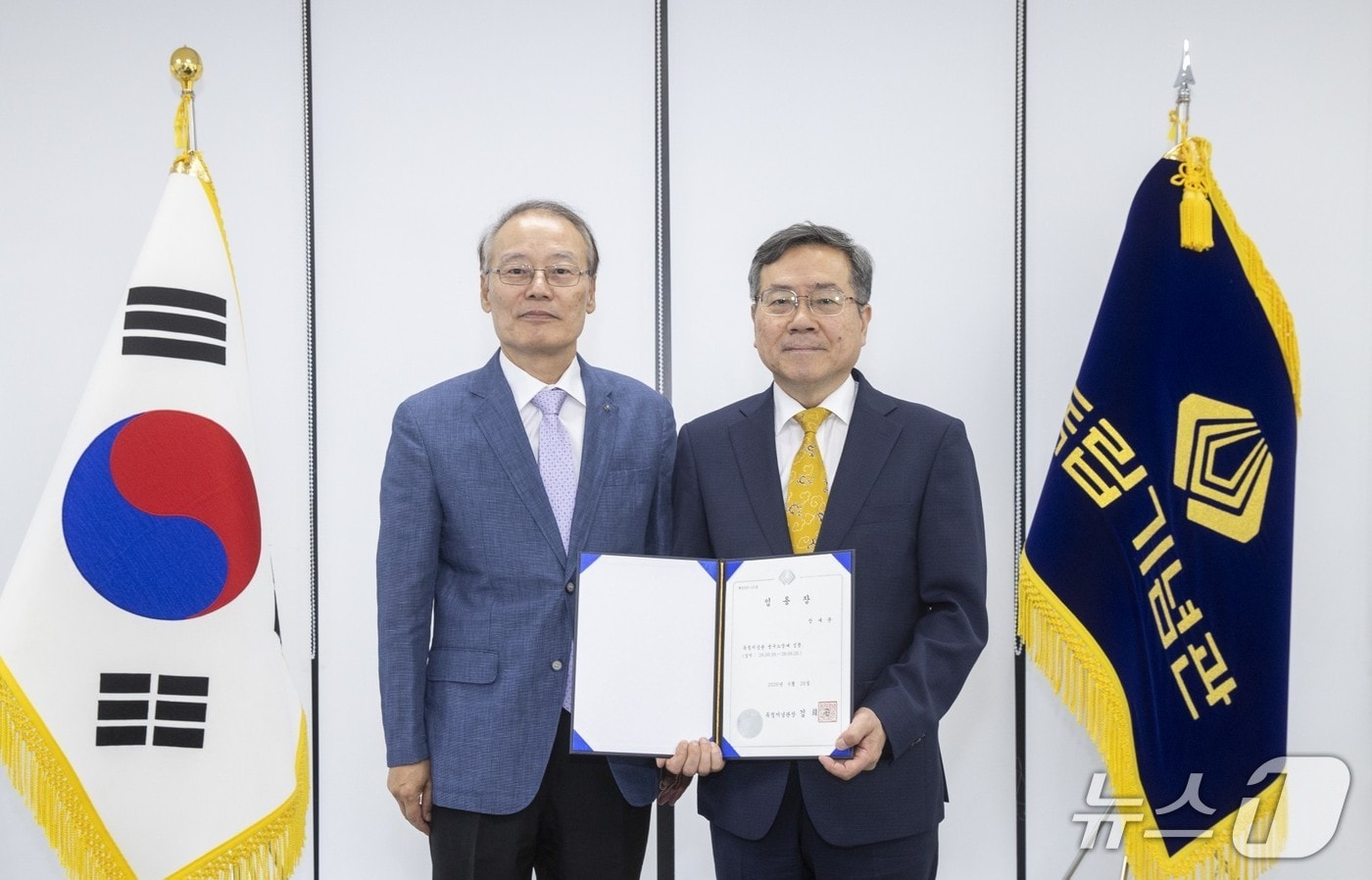 사진 왼쪽부터 김희곤 독립기념관장, 장세윤 한국독립운동사연구소장.
