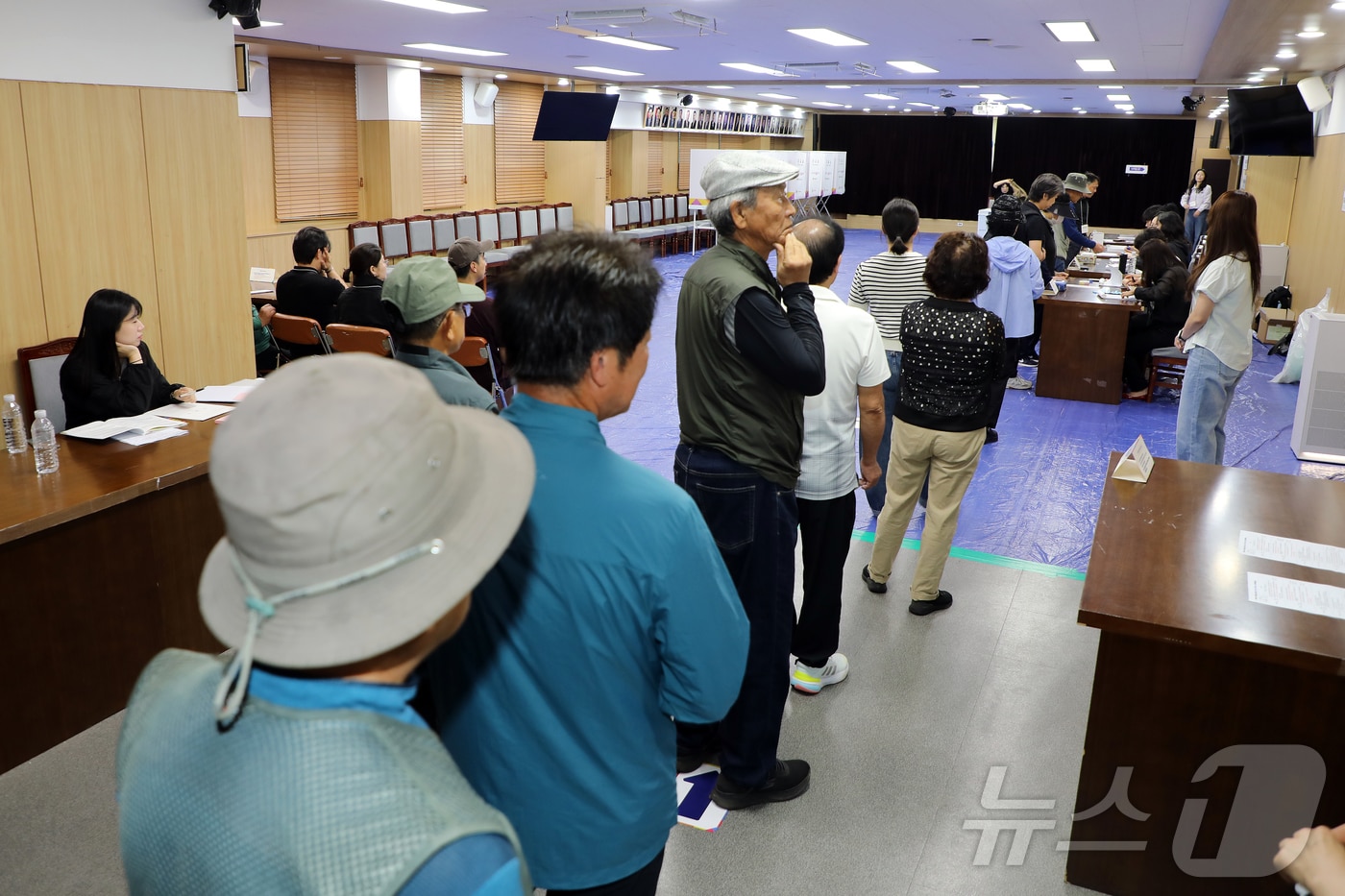 제9회 전국동시지방선거일인 3일 오전 제주특별자치도의회 의원회관 1층 대회의실에 마련된 제주시 연동 제1투표소에 유권자들의 발길이 이어지고 있다. 2026.6.3 ⓒ 뉴스1 오미란 기자