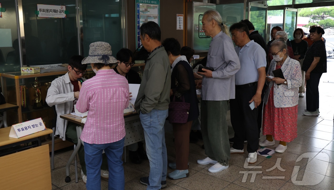 제9회 전국동시지방선거 투표일인 3일 전북 전주시 남중학교에 마련된 평화1동 제2투표소를 찾은 유권자들이 투표를 하고 있다. 2026.6.3 ⓒ 뉴스1 유경석 기자