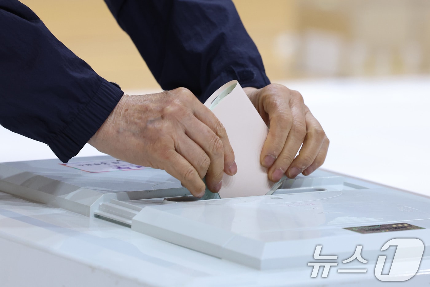 제9회 전국동시지방선거 및 국회의원 재·보궐 선거 시작된 3일 충남 보령시 대천여자고등학교에 마련된 투표소에서 유권자들이 투표하고 있다. 2026.6.3 ⓒ 뉴스1 신웅수 기자
