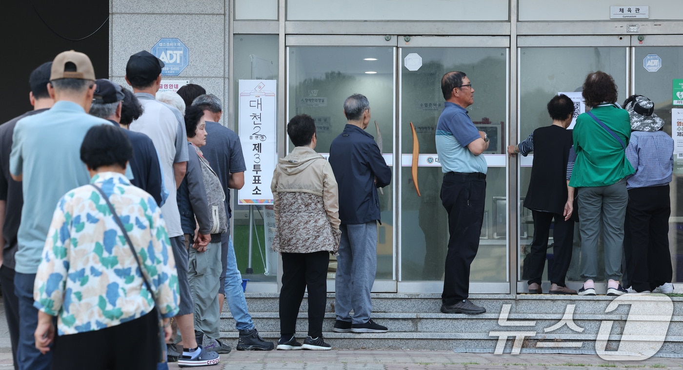제9회 전국동시지방선거 및 국회의원 재·보궐 선거 시작된 3일 충남 보령시 대천여자고등학교에 마련된 투표소에서 유권자들이 투표하기 위해 줄을 서 있다. 2026.6.3 ⓒ 뉴스1 신웅수 기자