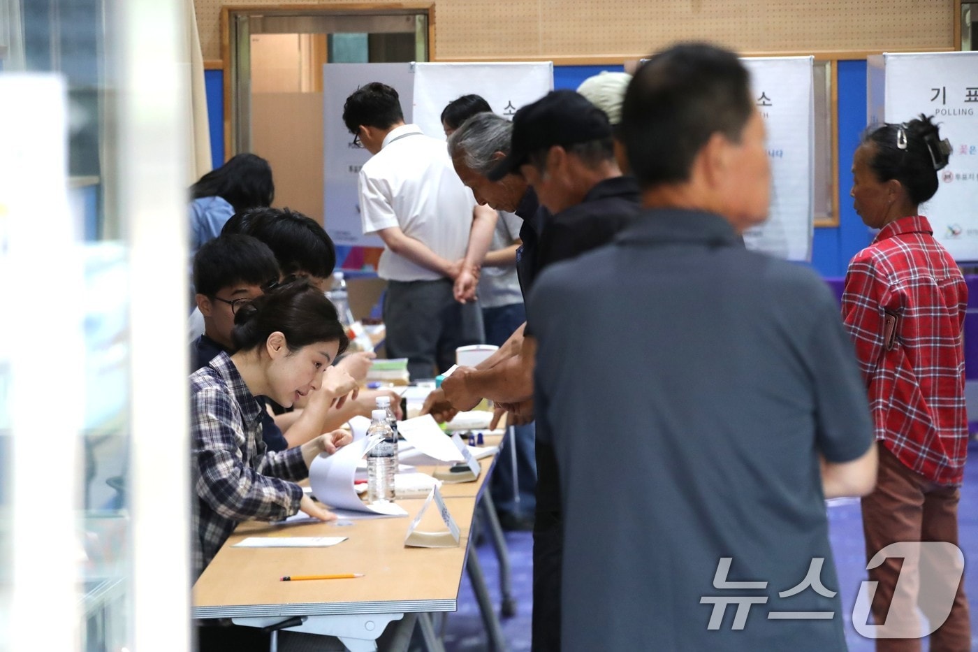 3일 오전 경북 안동시 정하동 강남초등학교에 설치된 강남 제2 투표소에 이른시간 유권자들이 소중한 한표를 행사하고 있다.2026.6.3 ⓒ 뉴스1 신성훈 기자