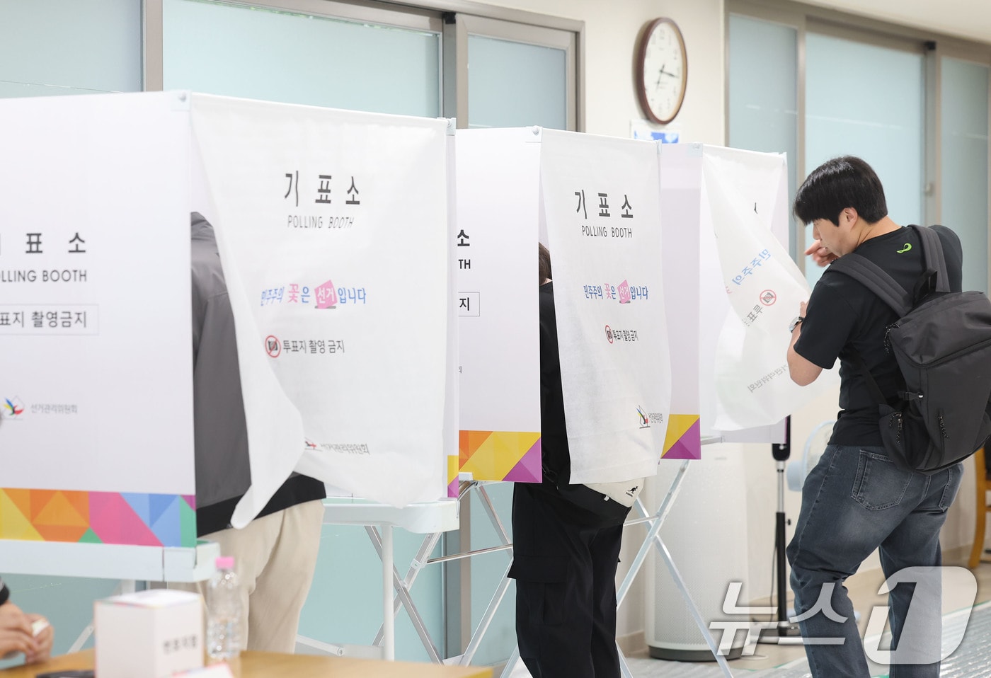 제 9회 전국동시지방선거일인 3일 광주 동구 계림 제3투표소인 그랜드센트럴 아파트 경로당에서 시민들이  한 표를 행사하고 있다. 2026.6.3 ⓒ 뉴스1 박지현 기자
