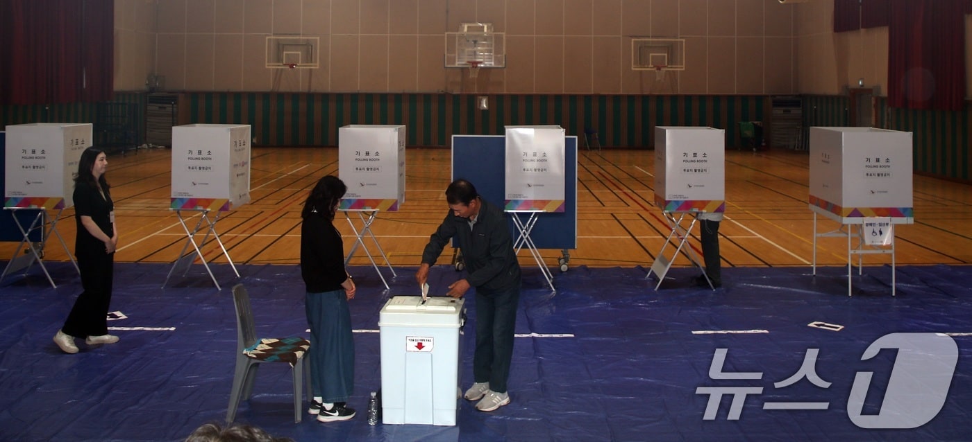 제9회 전국동시지방선거일인 3일 오전 제주도내 한 투표소에서 도민들이 투표를 하고 있다. 2026.6.3 ⓒ 뉴스1 고동명 기자