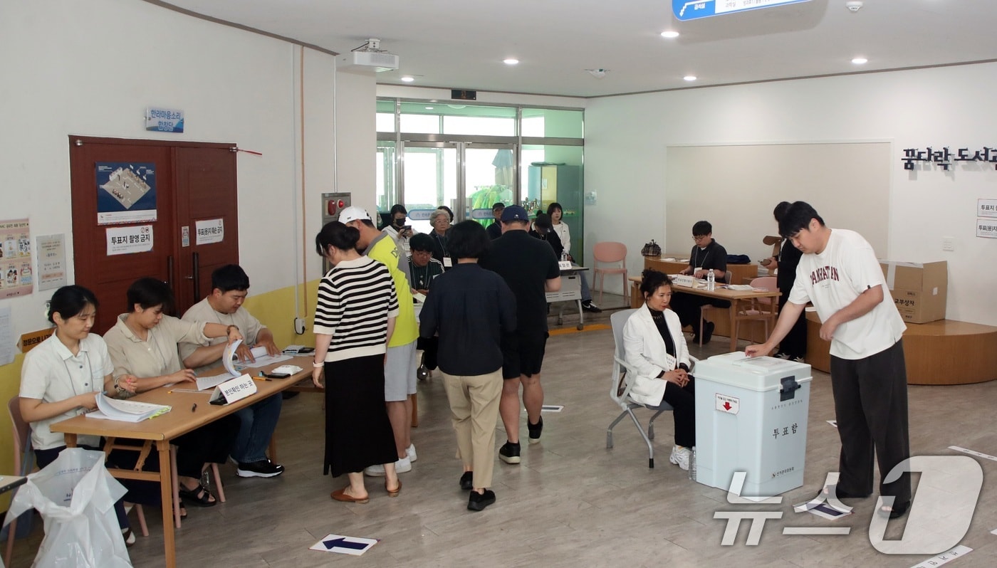 제9회 전국동시지방선거일인 3일 오전 제주도내 한 투표소에서 도민들이 투표를 하고 있다. 2026.6.3 ⓒ 뉴스1 고동명 기자