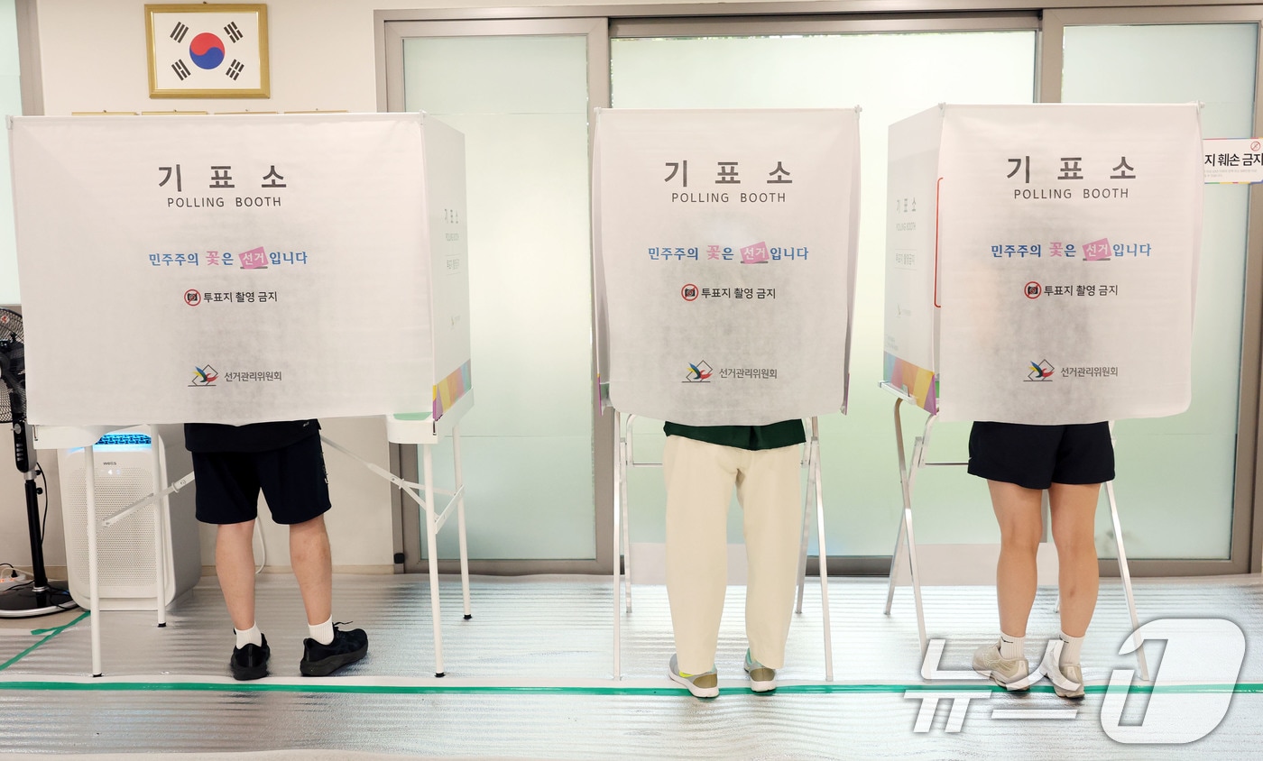 제 9회 전국동시지방선거일인 3일 광주 동구 계림 제3투표소인 그랜드센트럴 경로당에서 시민들이 한 표를 행사하고 있다. 2026.6.3 ⓒ 뉴스1 박지현 기자