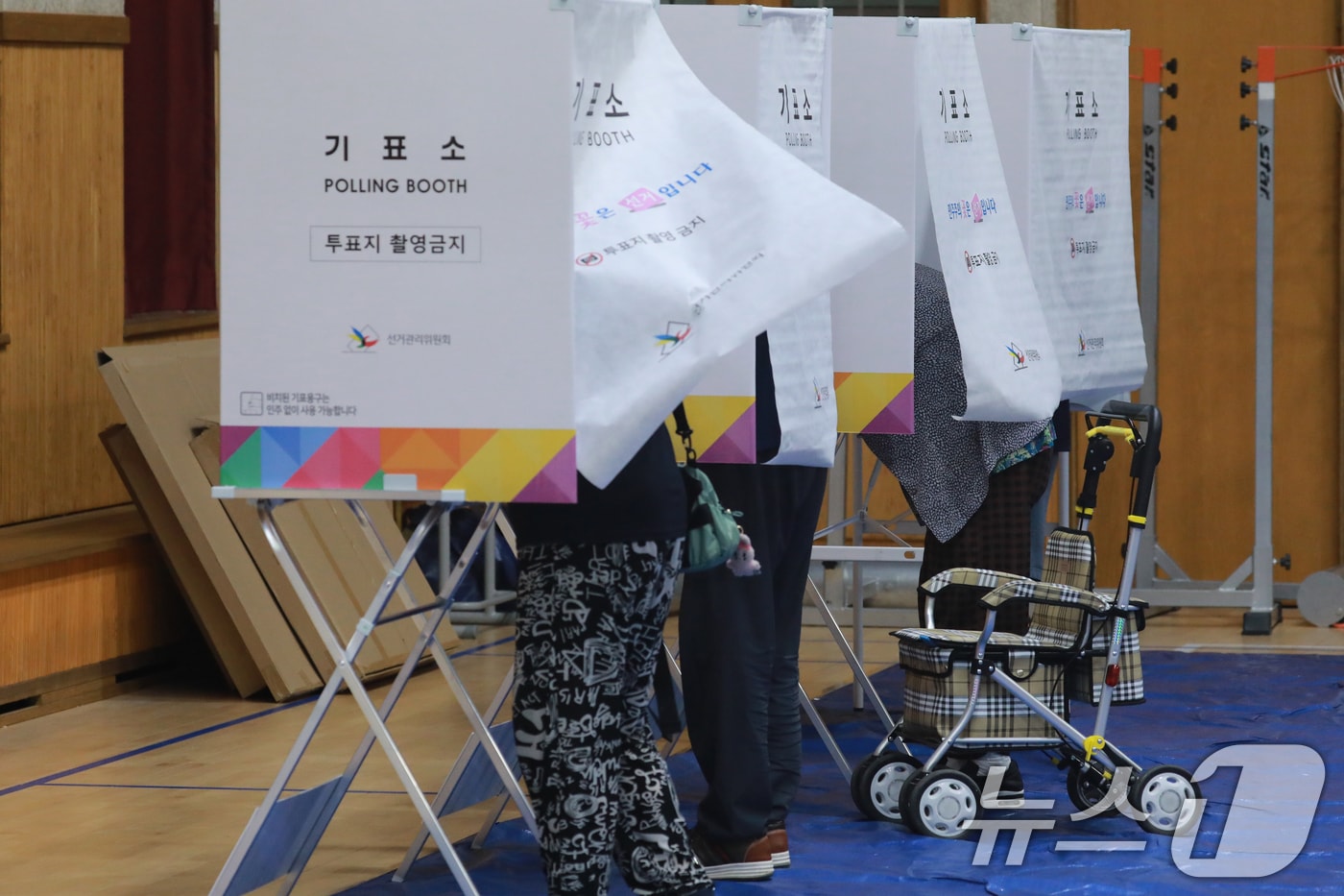 6·3 전국동시지방선거일인 3일 충북 청주시 청원구 우암초등학교 강당에서 유권자들이 소중한 한 표를 행사하고 있다. 2026.6.3 ⓒ 뉴스1 김용빈 기자