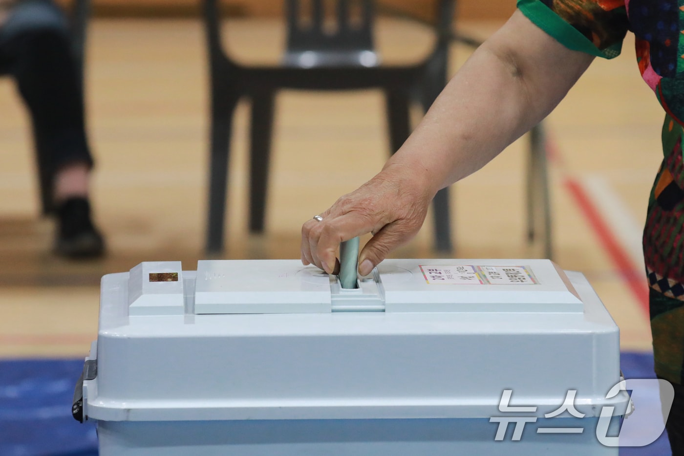 6·3 전국동시지방선거일인 3일 충북 청주시 청원구 우암초등학교 강당에서 유권자들이 소중한 한 표를 행사하고 있다. 2026.6.3 ⓒ 뉴스1 
