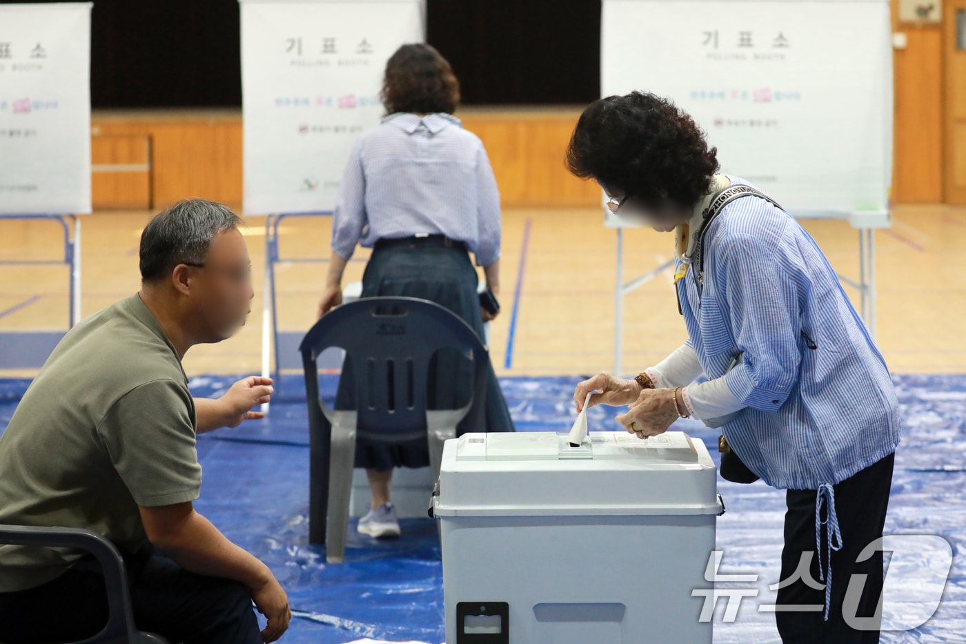 6·3 전국동시지방선거일인 3일 충북 청주시 청원구 우암초등학교 강당에서 유권자들이 소중한 한 표를 행사하고 있다. 2026.6.3./뉴스1