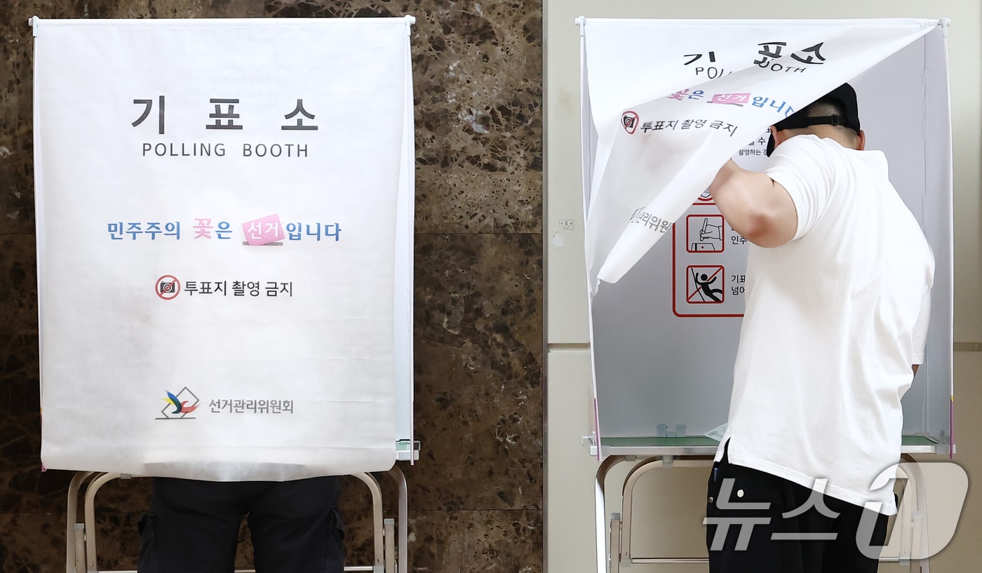 제9회 전국동시지방선거일인 3일 오전 서울 강남구 국민연금공단 서울남부지역본부에 투표소에서 시민들이 투표를 하고 있다. 2026.6.3 ⓒ 뉴스1 김민지 기자