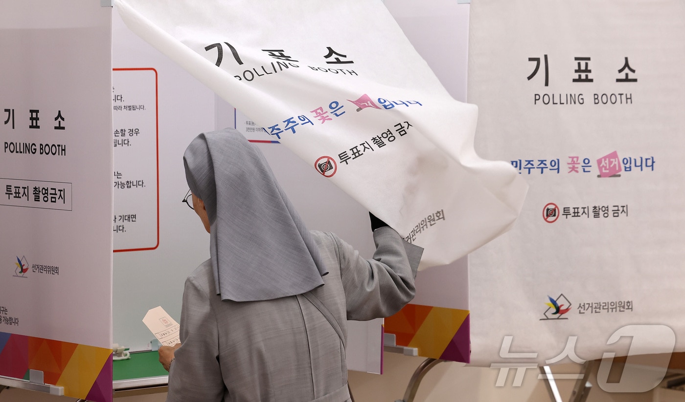 제9회 전국동시지방선거일인 3일 오전 서울 중구 명동주민센터에 마련된 투표소에서 수녀님들이 기표소로 향하고 있다. 전국 광역단체장 16명, 교육감 16명, 시·군·구 기초단체장 227명, 광역의원 933명, 기초의원 3천35명 등 총 4천227명을 선출하는 이번 선거는 오전 6시부터 오후 6시까지 전국 1만4천288곳의 투표소에서 일제히 실시된다. 2026.6.3 ⓒ 뉴스1 김성진 기자
