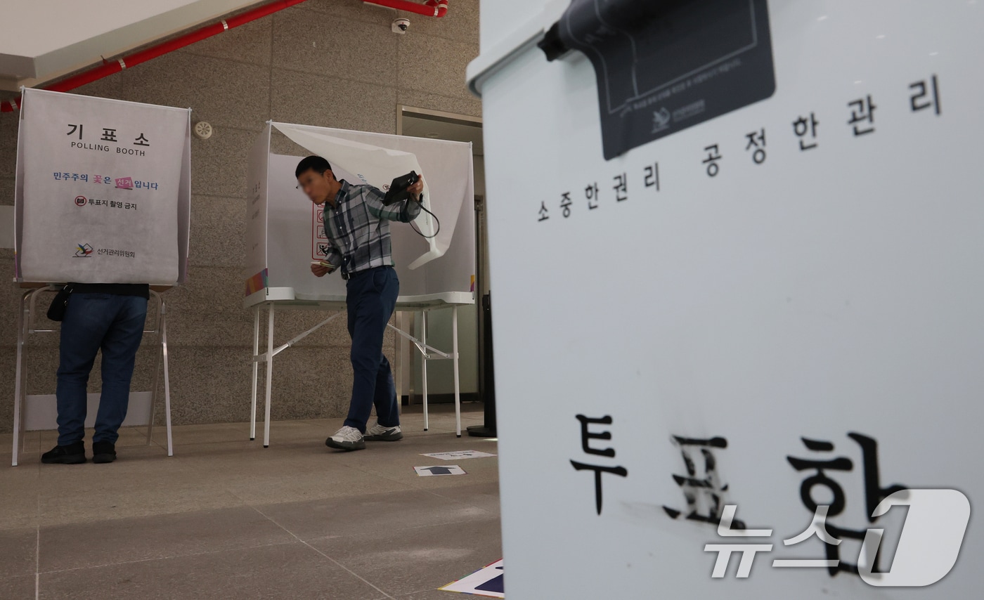 제9회 전국동시지방선거날인 3일 대전 동구 중앙동 제2투표소에서 시민들이 투표하고 있다. 2026.6.3 ⓒ 뉴스1 김기태 기자