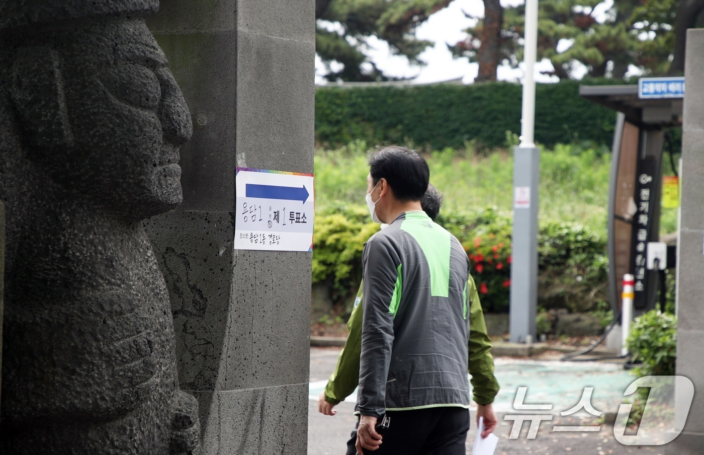 제9회 전국동시지방선거일인 3일 오전 제주도내 한 투표소에 유권자들이 들어서고 있다. 2026.6.3 ⓒ 뉴스1 고동명 기자